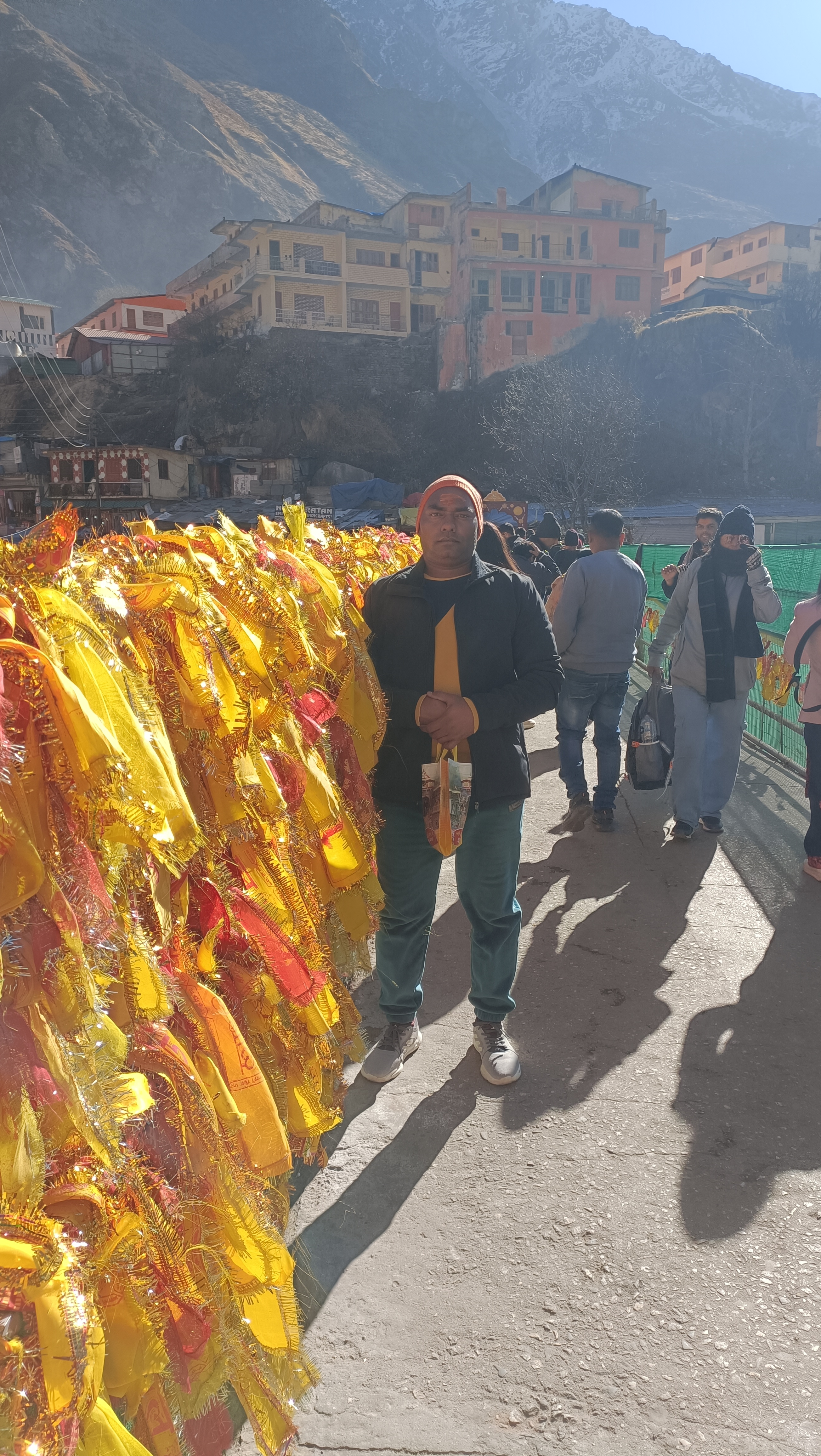 बद्रीनाथ मंदिर मार्ग पर पूजा ध्वज और श्रद्धालु