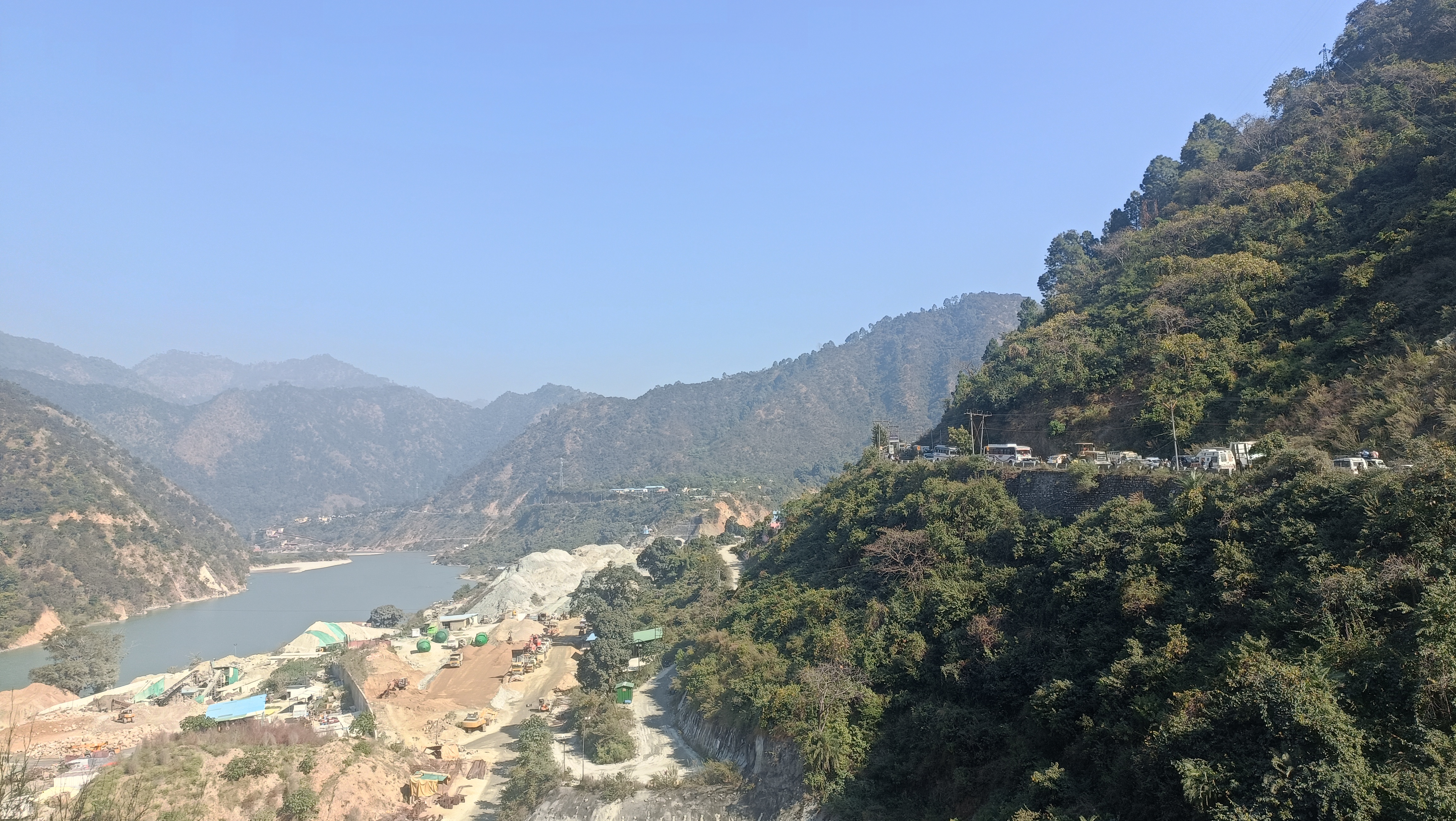 अलकनंदा, पहाड़ और पेड़ों का दृश्य