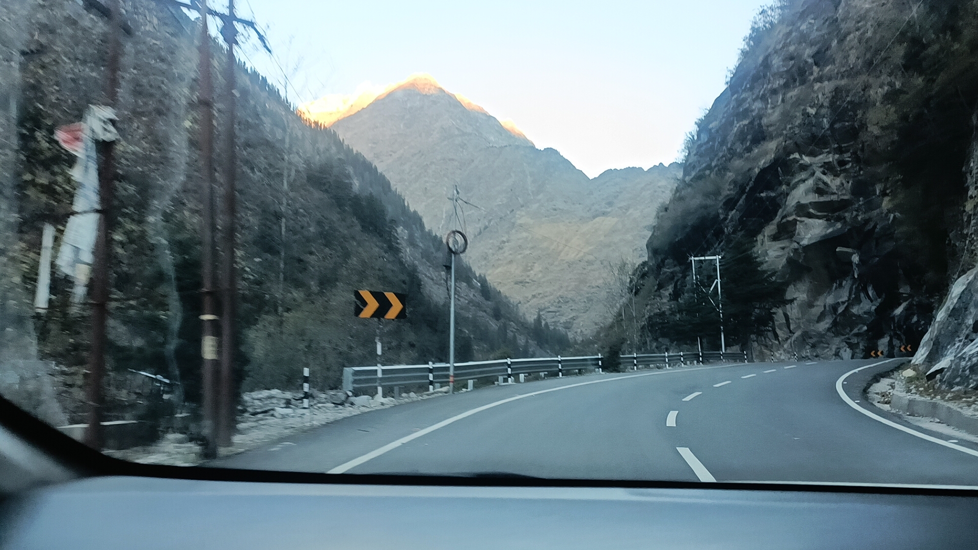 बद्रीनाथ मार्ग पर पहाड़ी सड़क