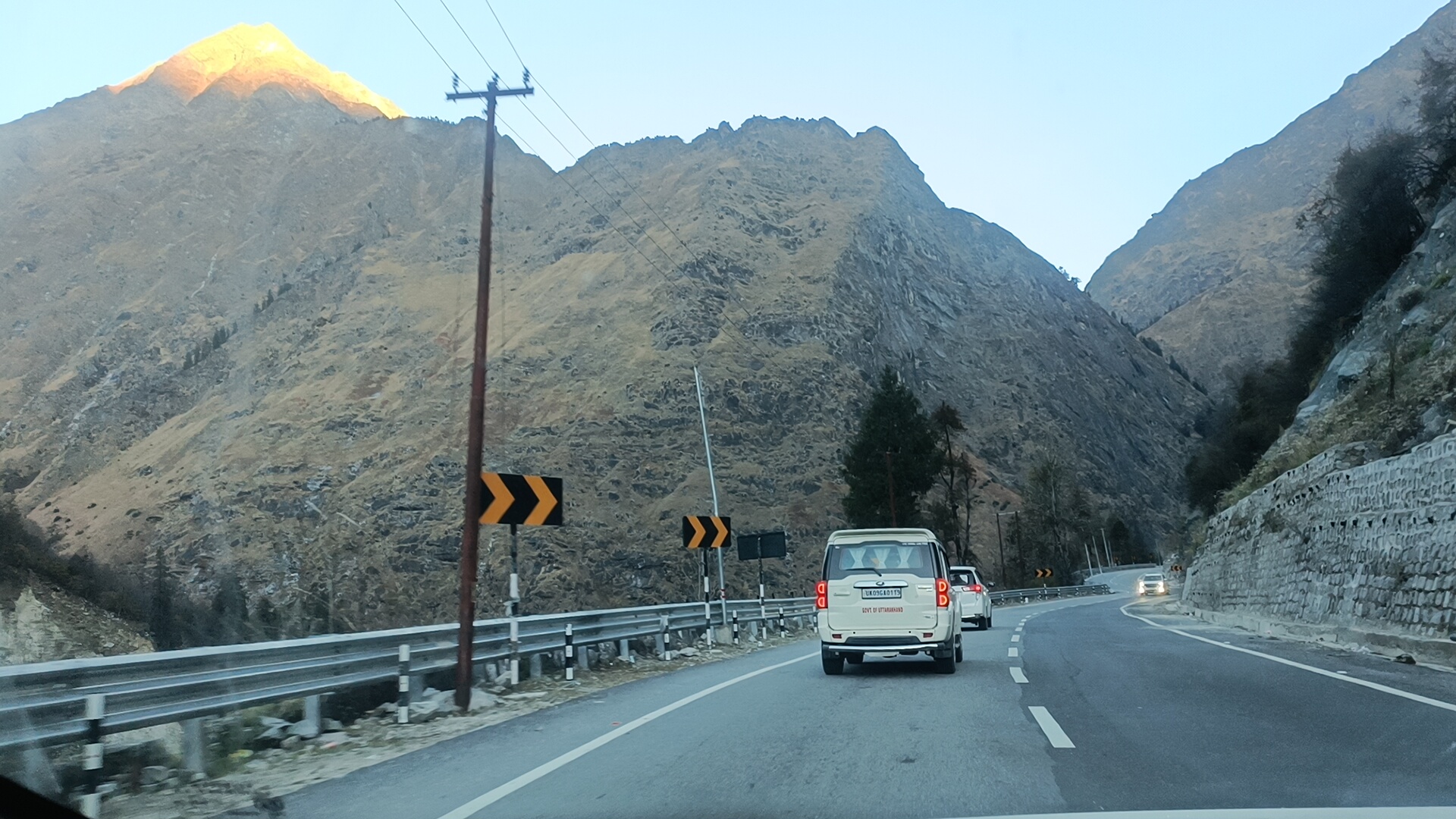 बद्रीनाथ धाम की ओर जाती सड़क