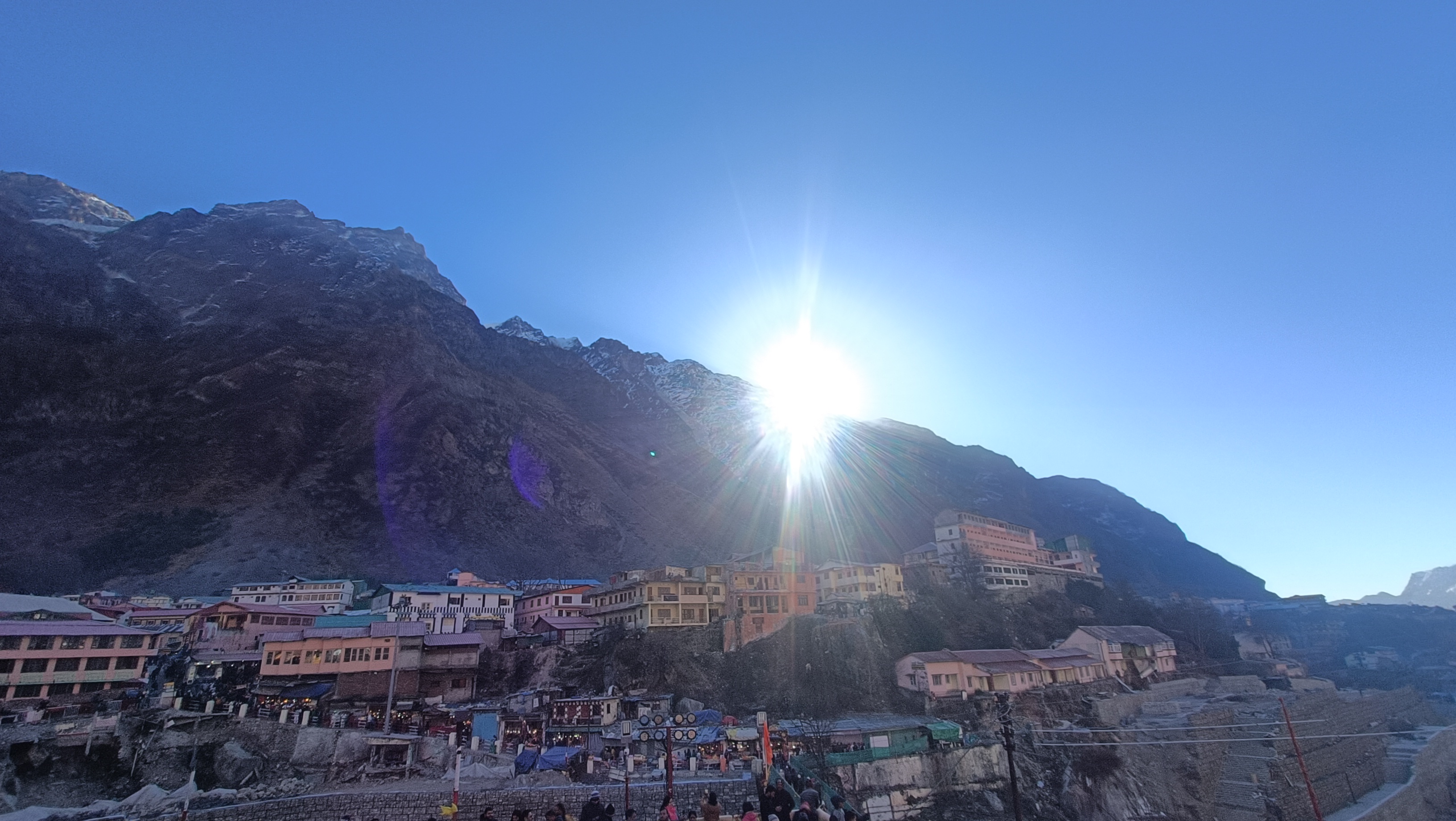 बद्रीनाथ क्षेत्र के ऊपर पहाड़ों से निकलती तेज सूर्य किरणें