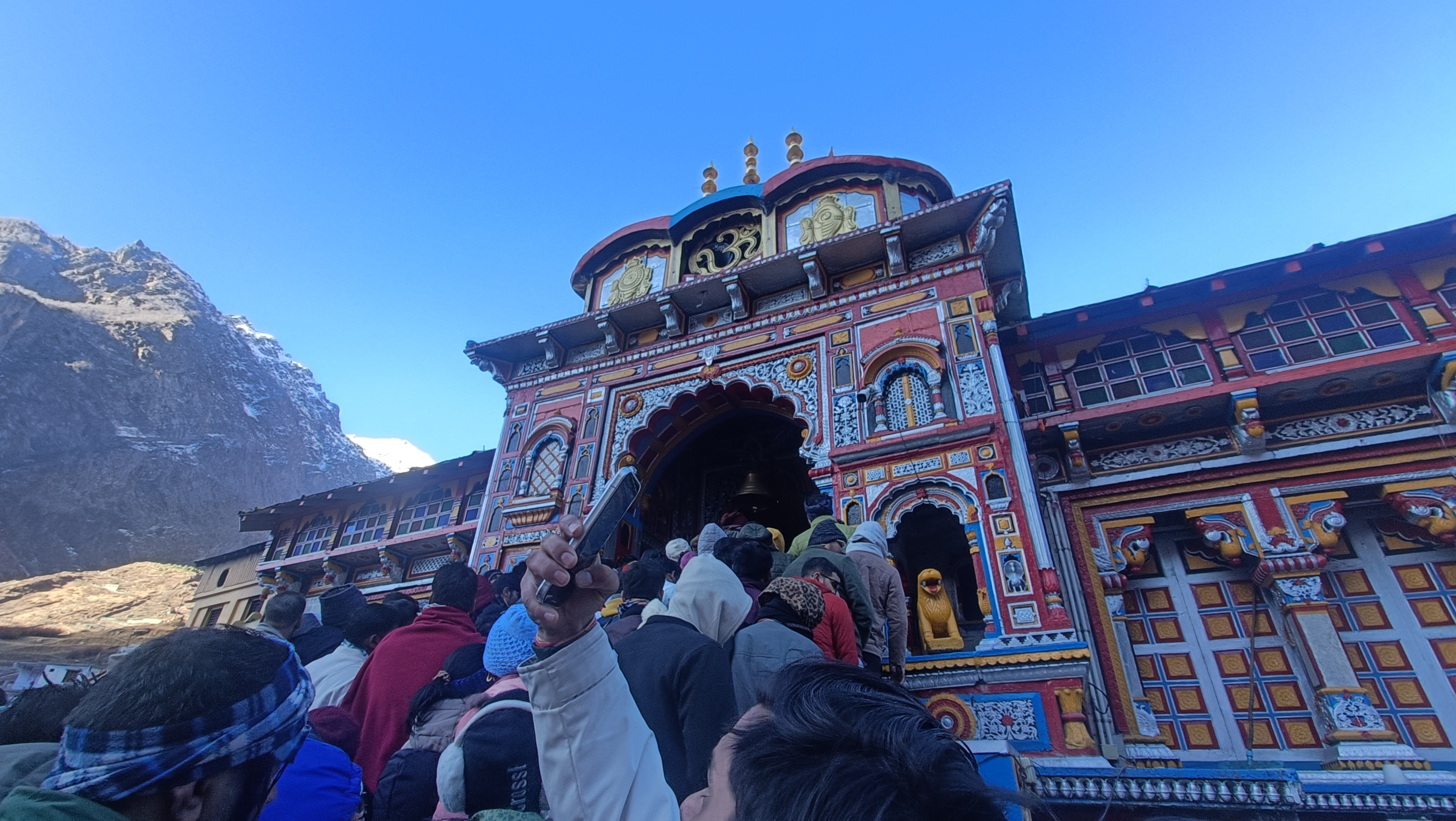 बद्रीनाथ मंदिर के मुख्य द्वार पर दर्शन के लिए श्रद्धालुओं की कतार