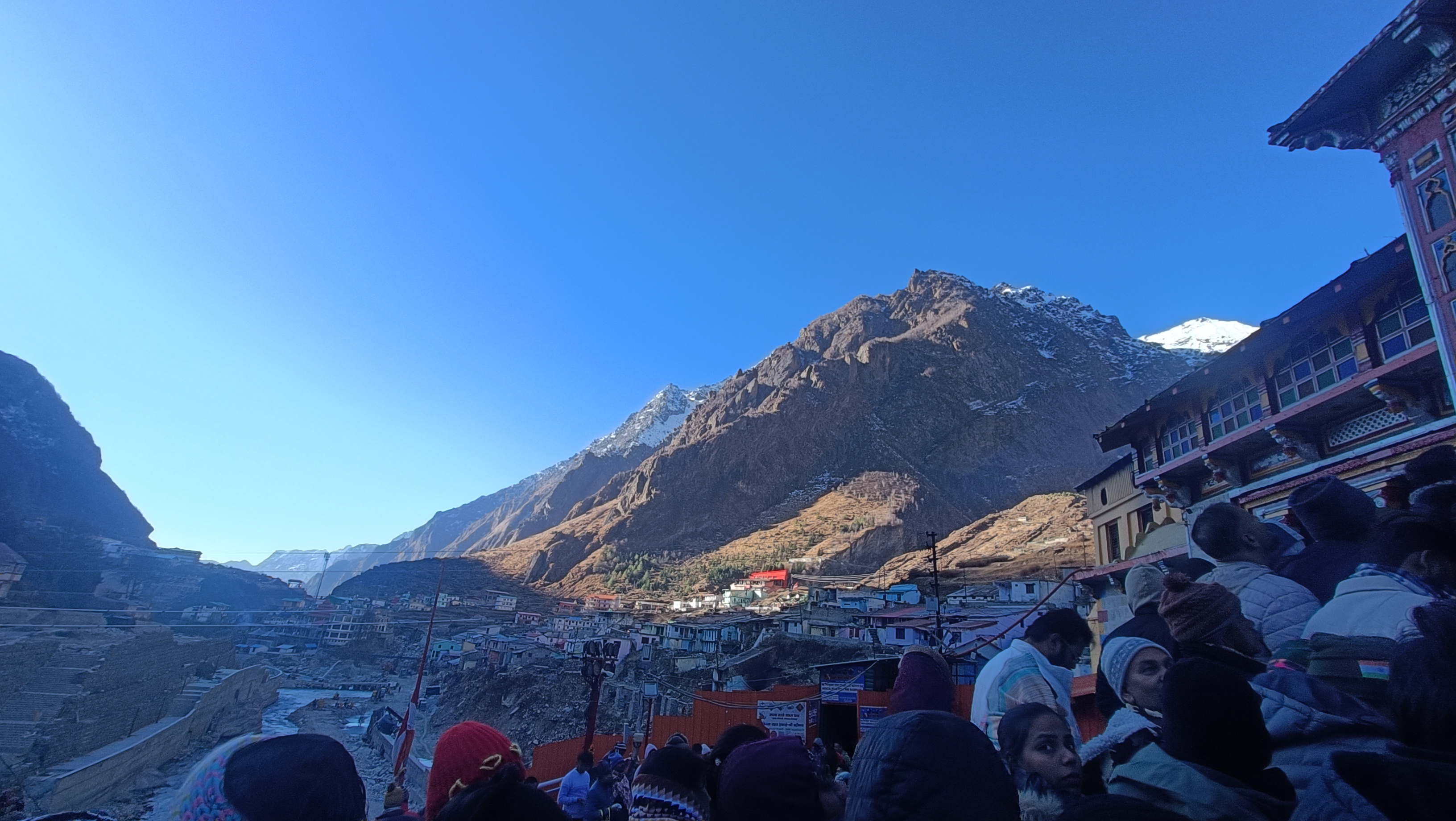 बद्रीनाथ मंदिर परिसर से दिखती घाटी और पहाड़