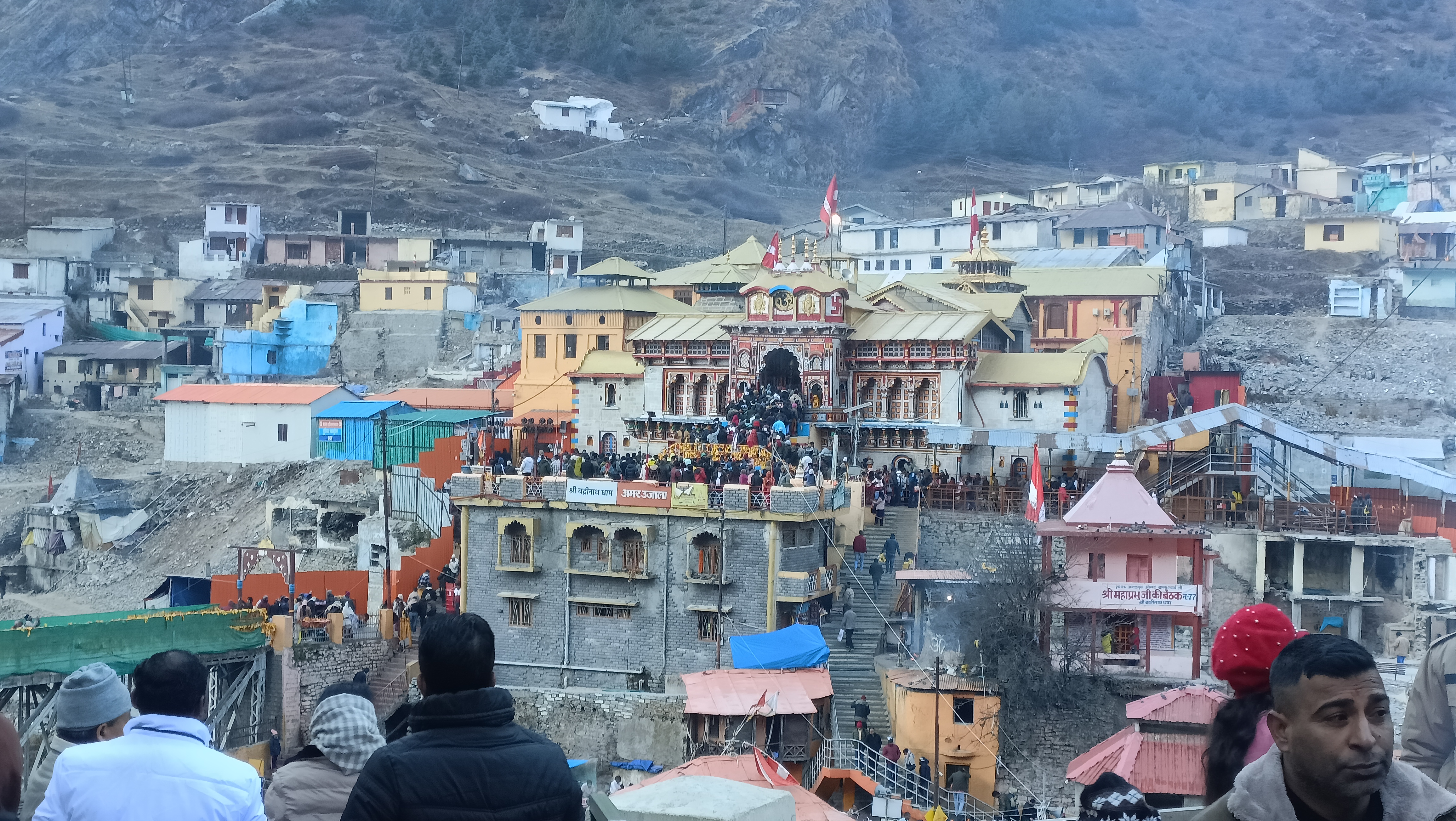 ऊपर से बद्रीनाथ मंदिर परिसर और श्रद्धालुओं की भीड़