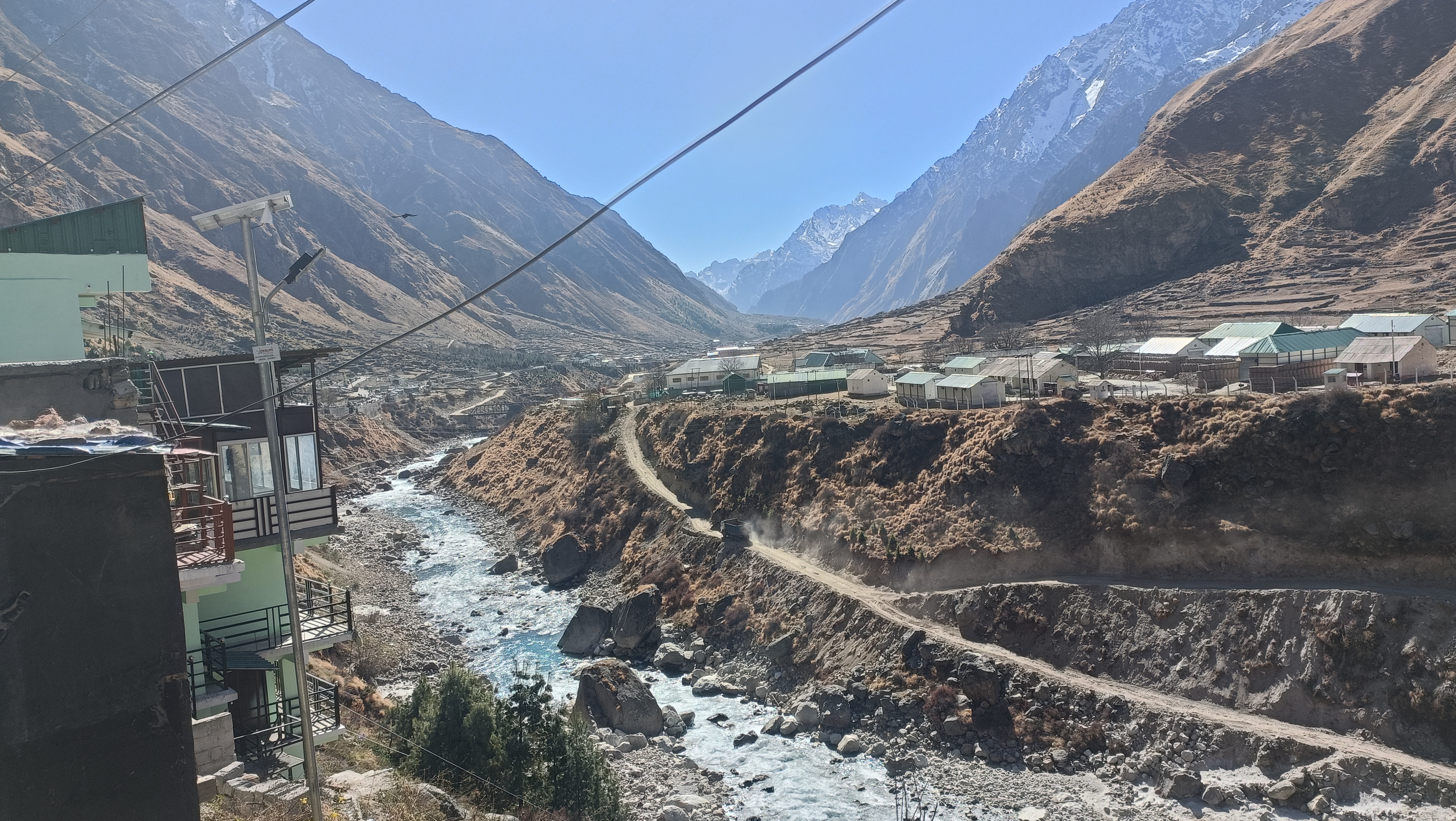 माणा गांव के पास नदी और हिमालयी घाटी