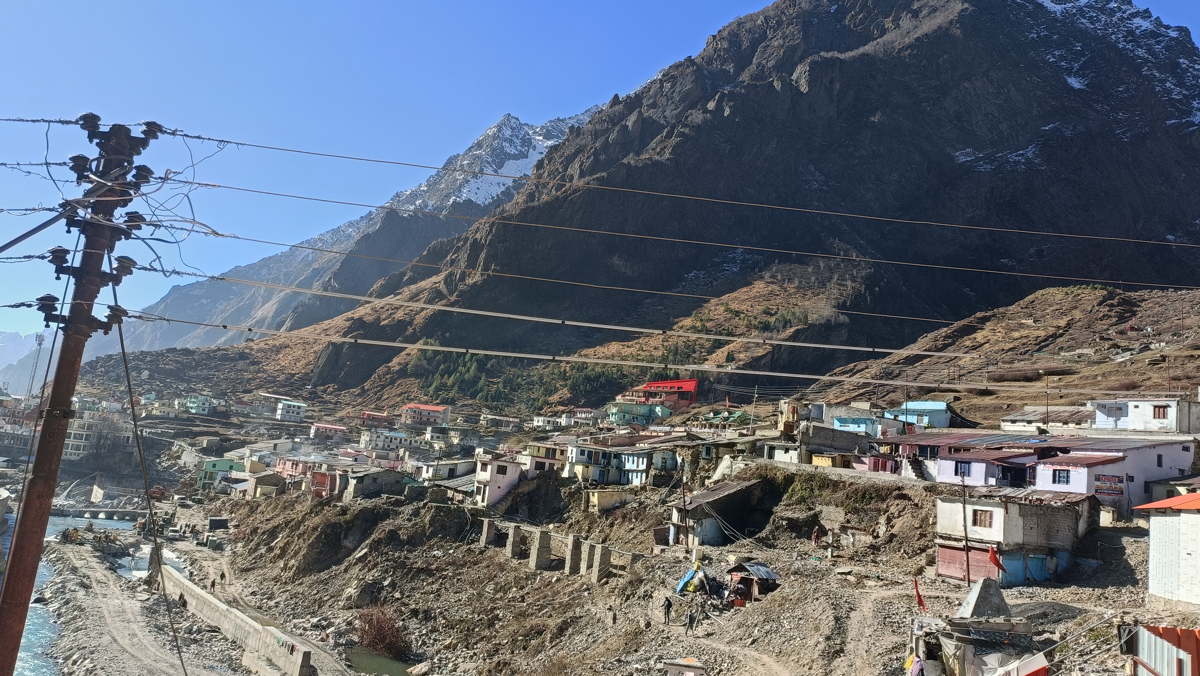 माणा गांव के घर और पहाड़ी ढलानें