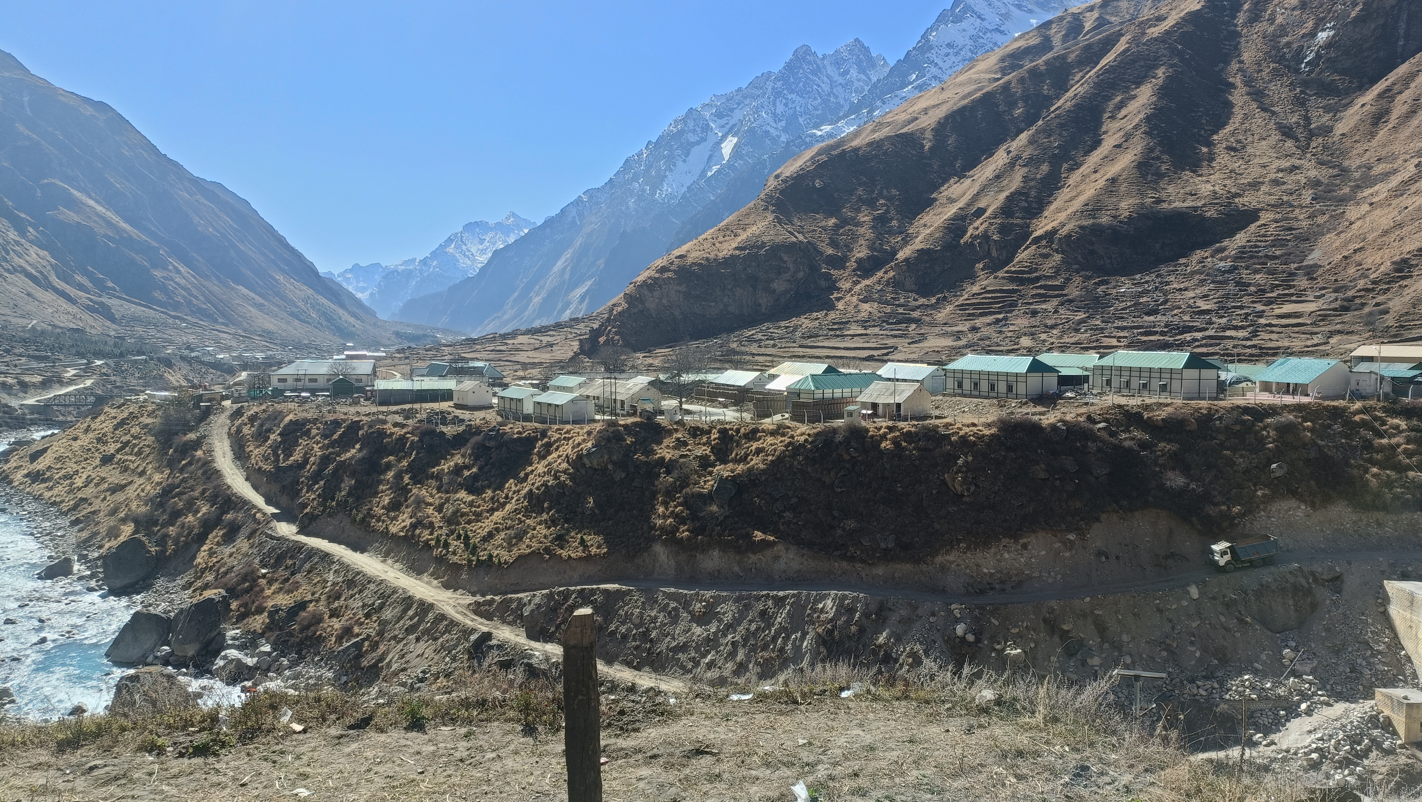 माणा गांव के पास नदी, पगडंडी और विस्तृत घाटी