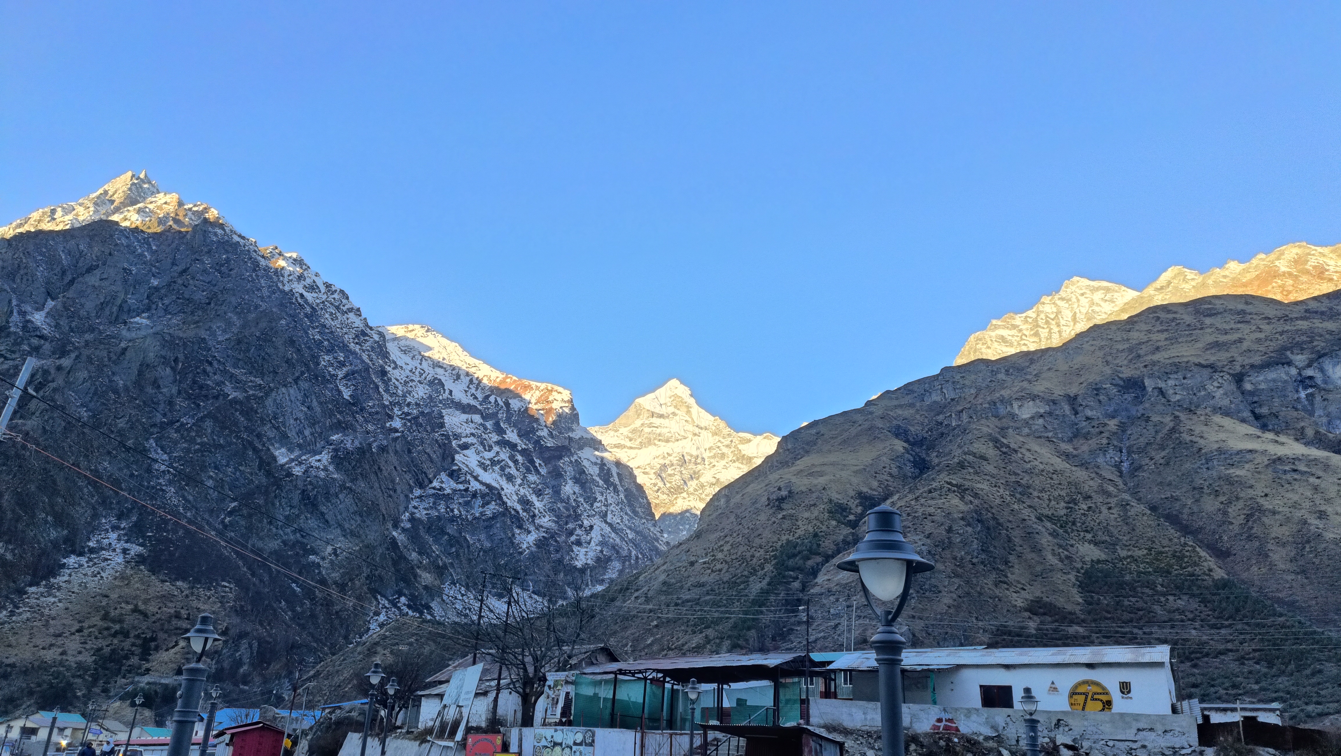 सुबह के नीले आकाश के नीचे हिमालयी पर्वत श्रृंखला