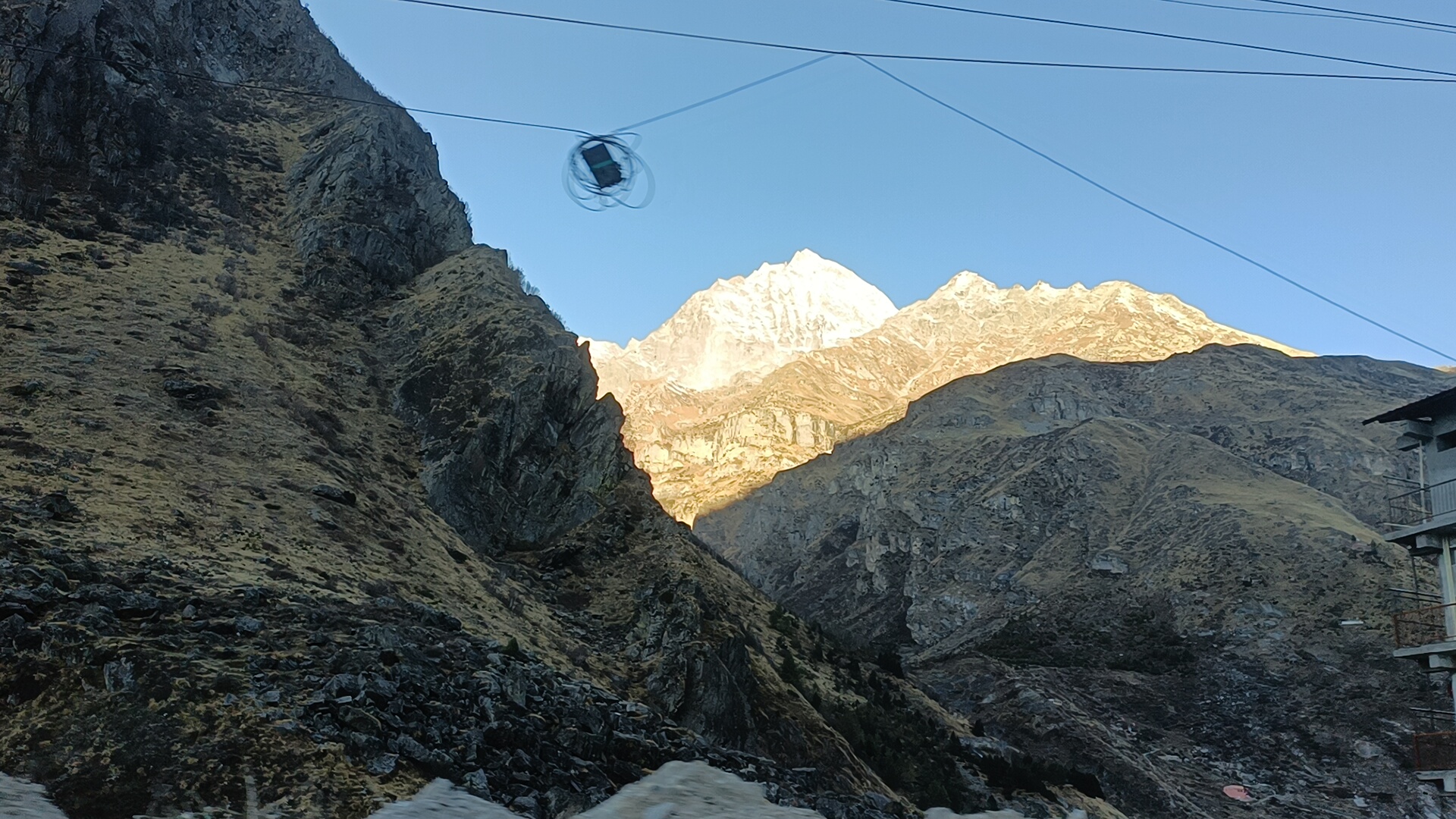 सुबह की रोशनी में चमकती बर्फीली हिमालयी चोटियां