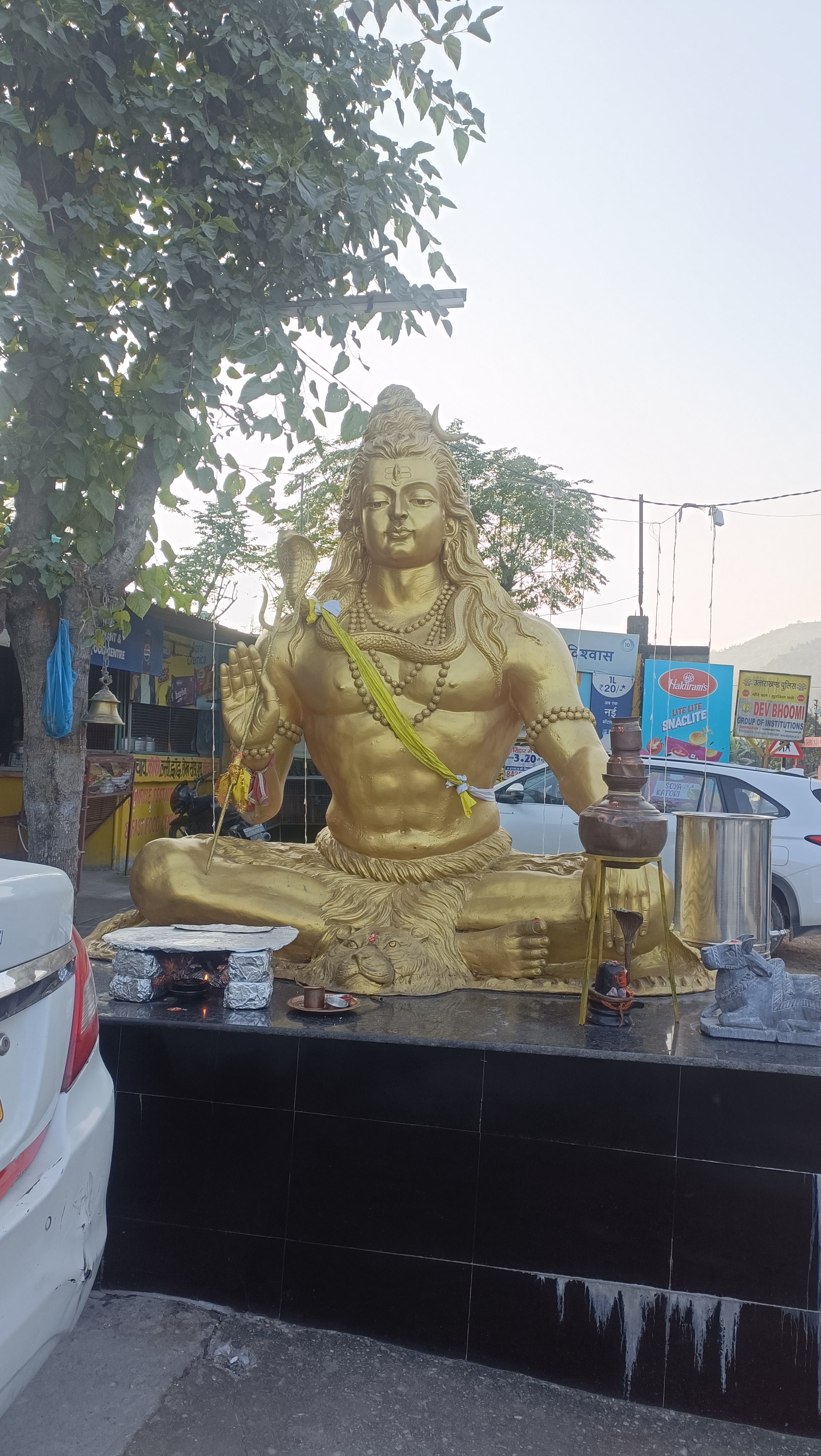यात्रा मार्ग पर भगवान शिव की स्वर्णिम प्रतिमा