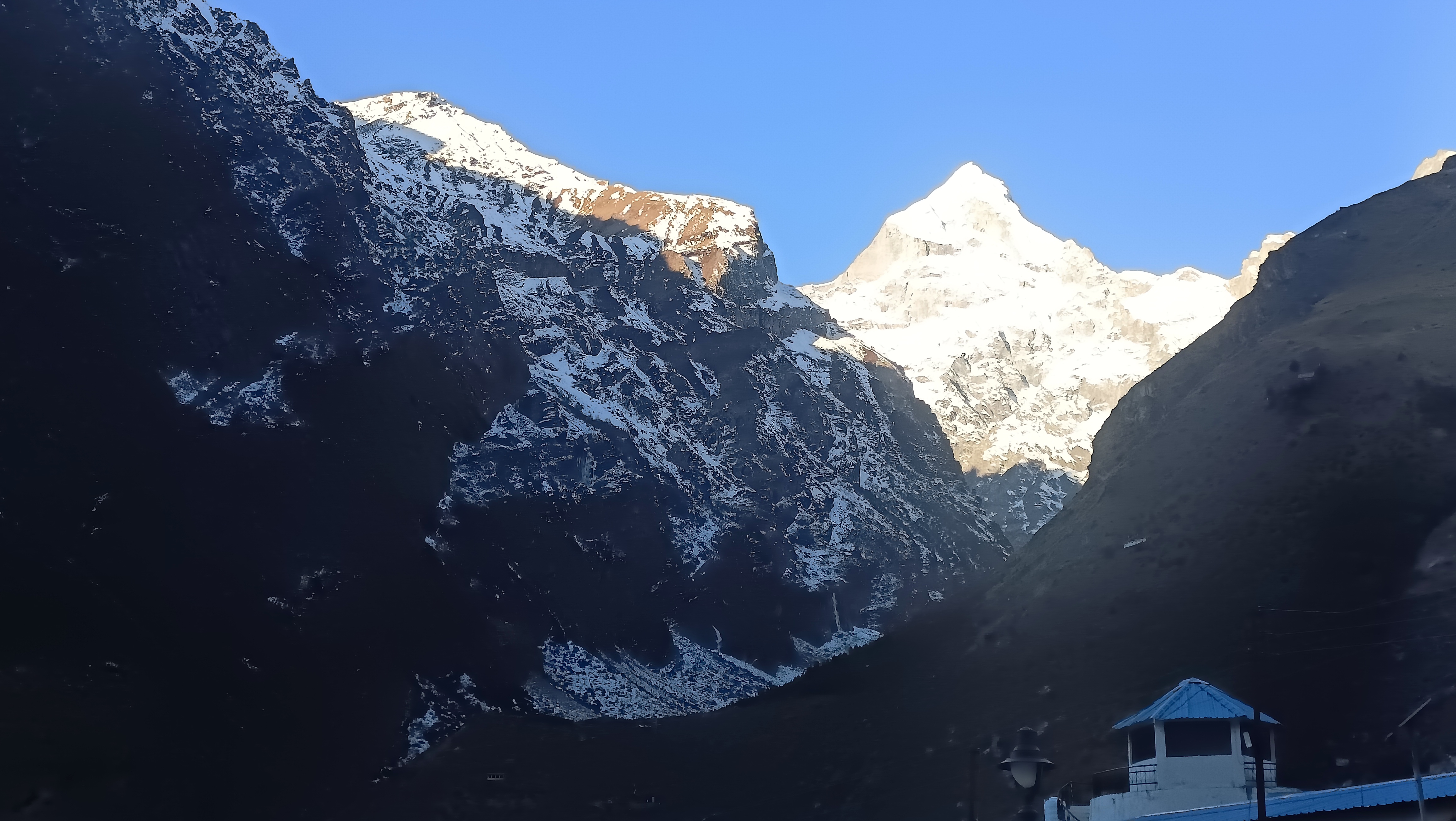 बर्फीली चोटियों और हिमालयी घाटी का विस्तृत दृश्य