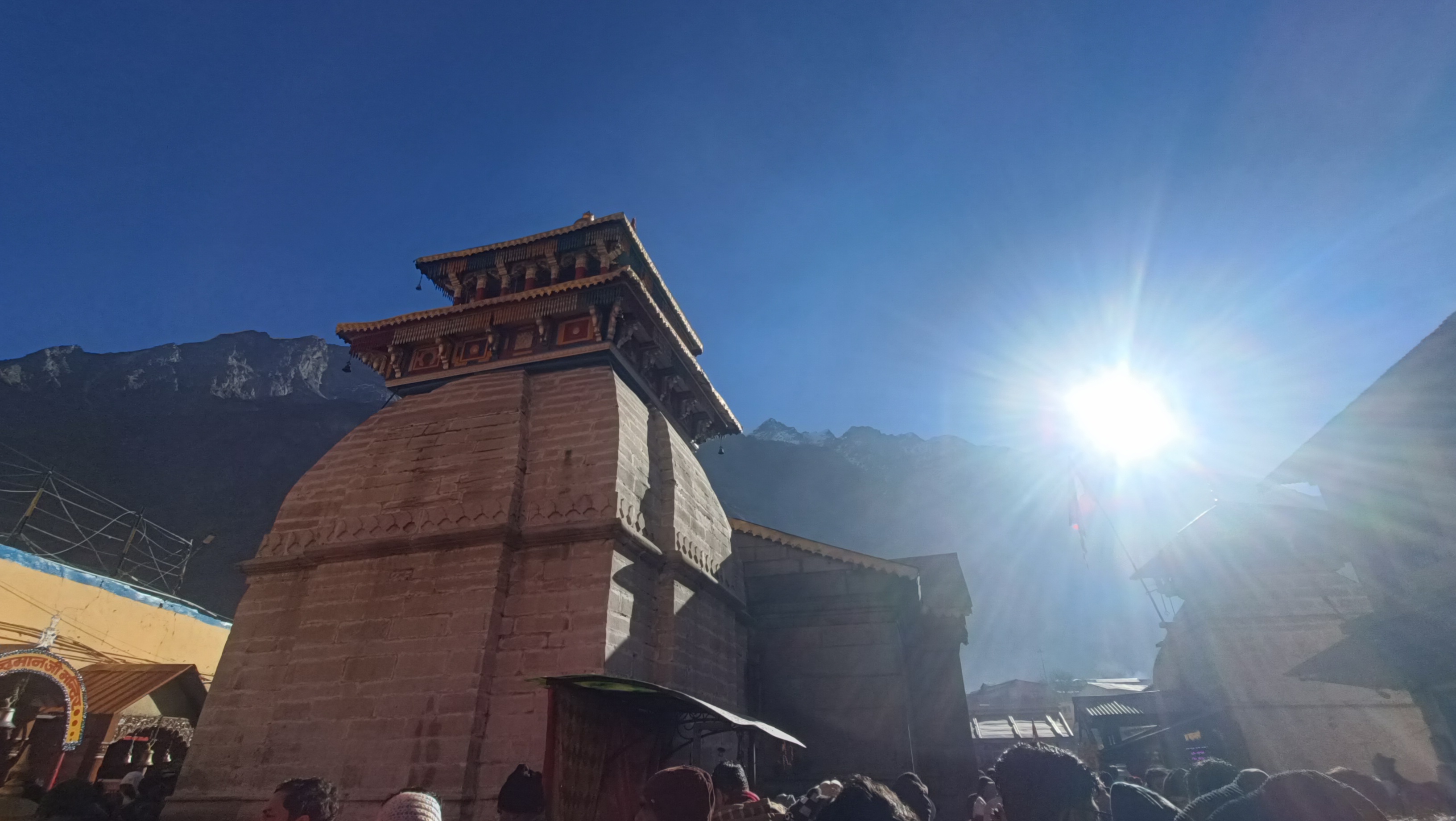 बद्रीनाथ धाम के पास मंदिर और सूरज की रोशनी